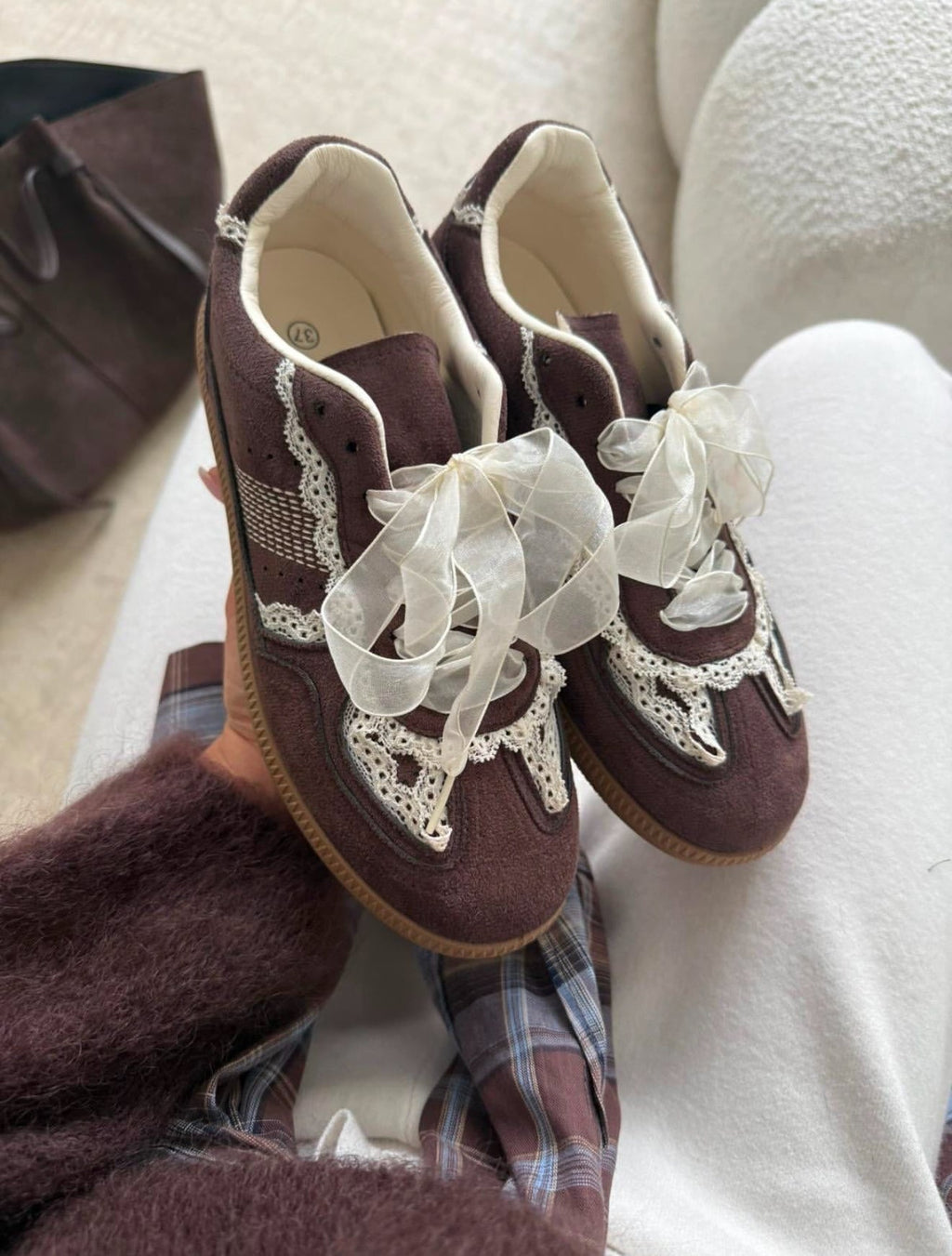 Zapatillas café encaje