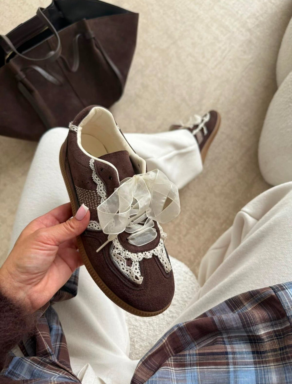 Zapatillas café encaje
