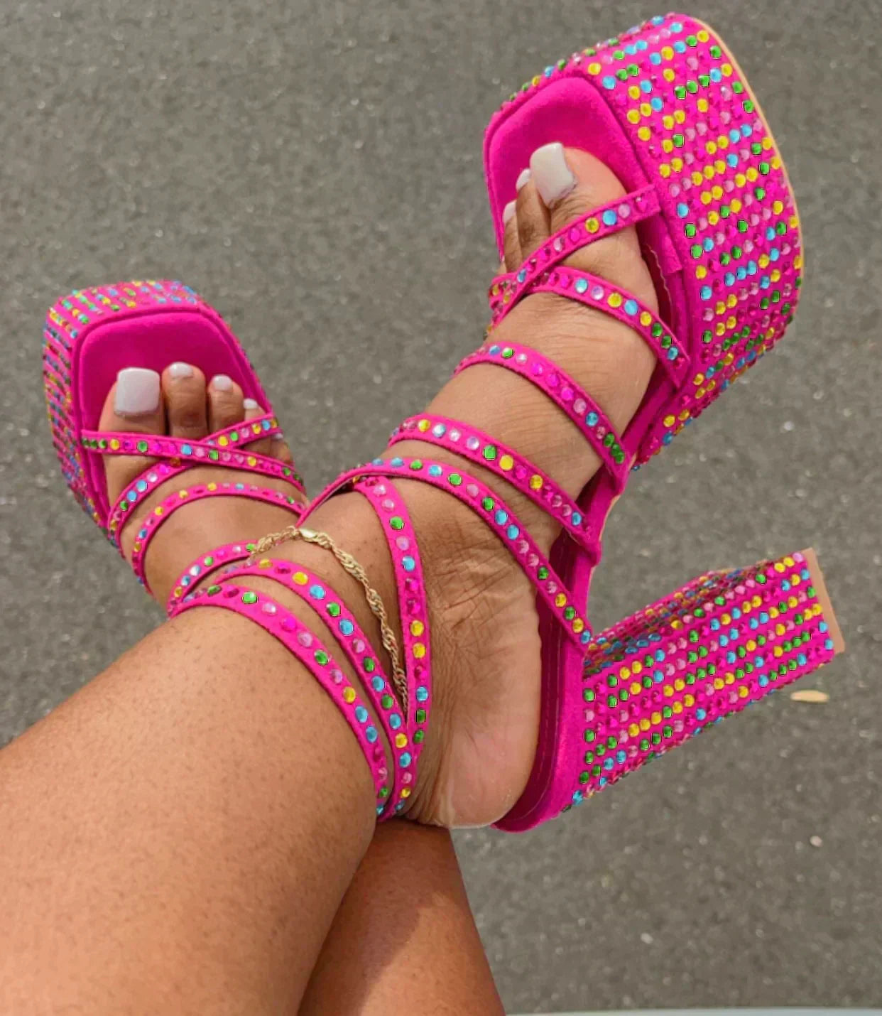 Sandalia de tacón neó