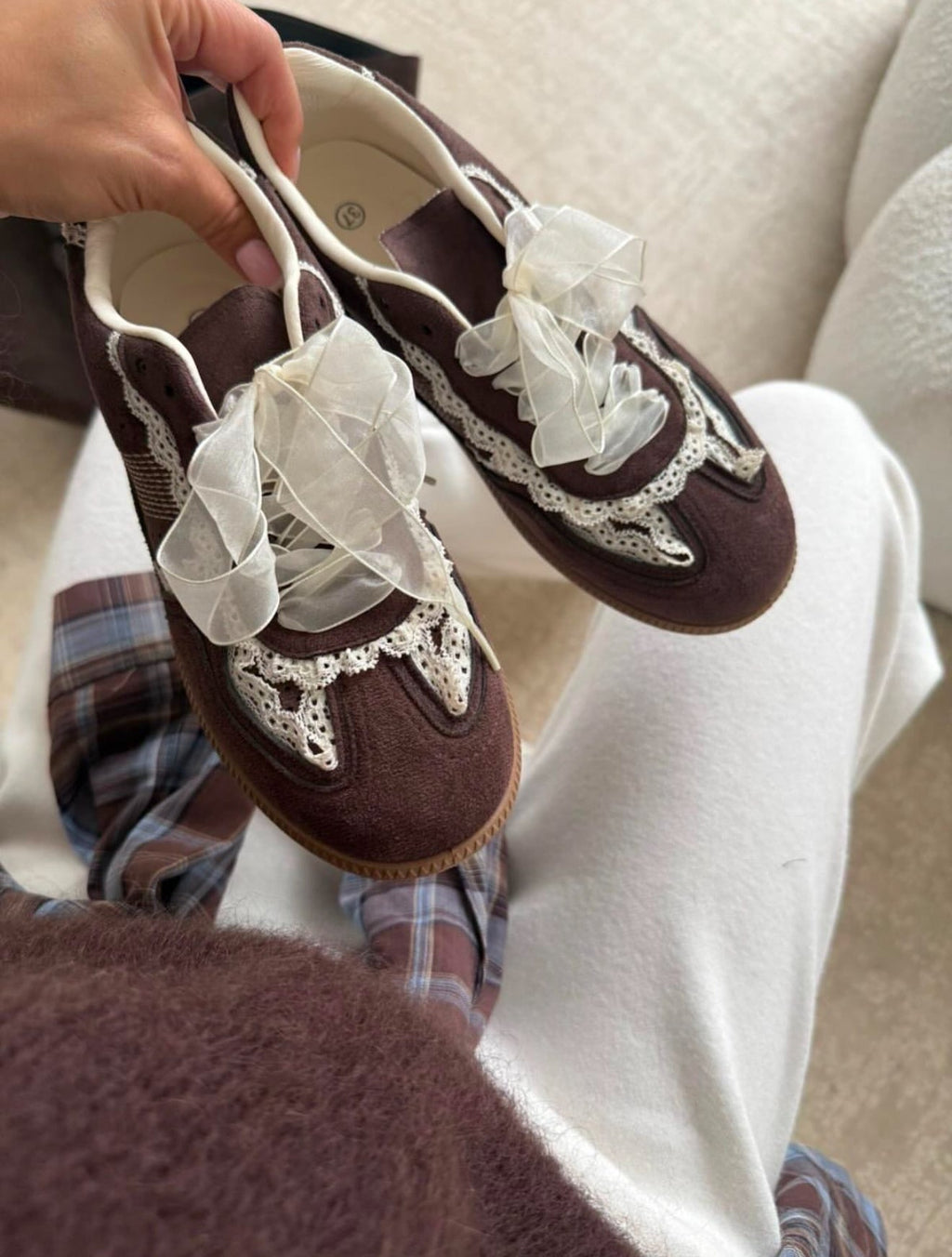 Zapatillas café encaje