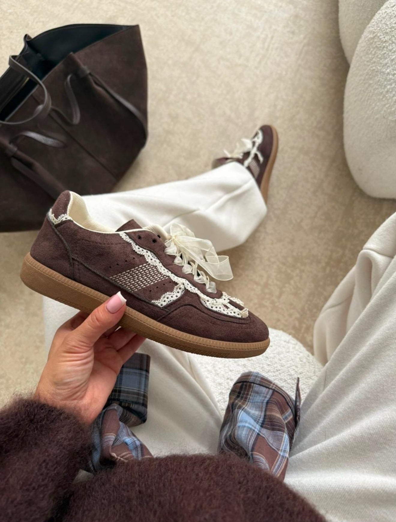 Zapatillas café encaje